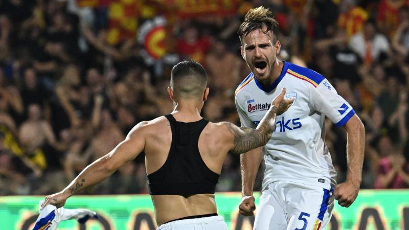 Strefezza regala la prima vittoria al Lecce il suo gol capolavoro stende la Salernitana